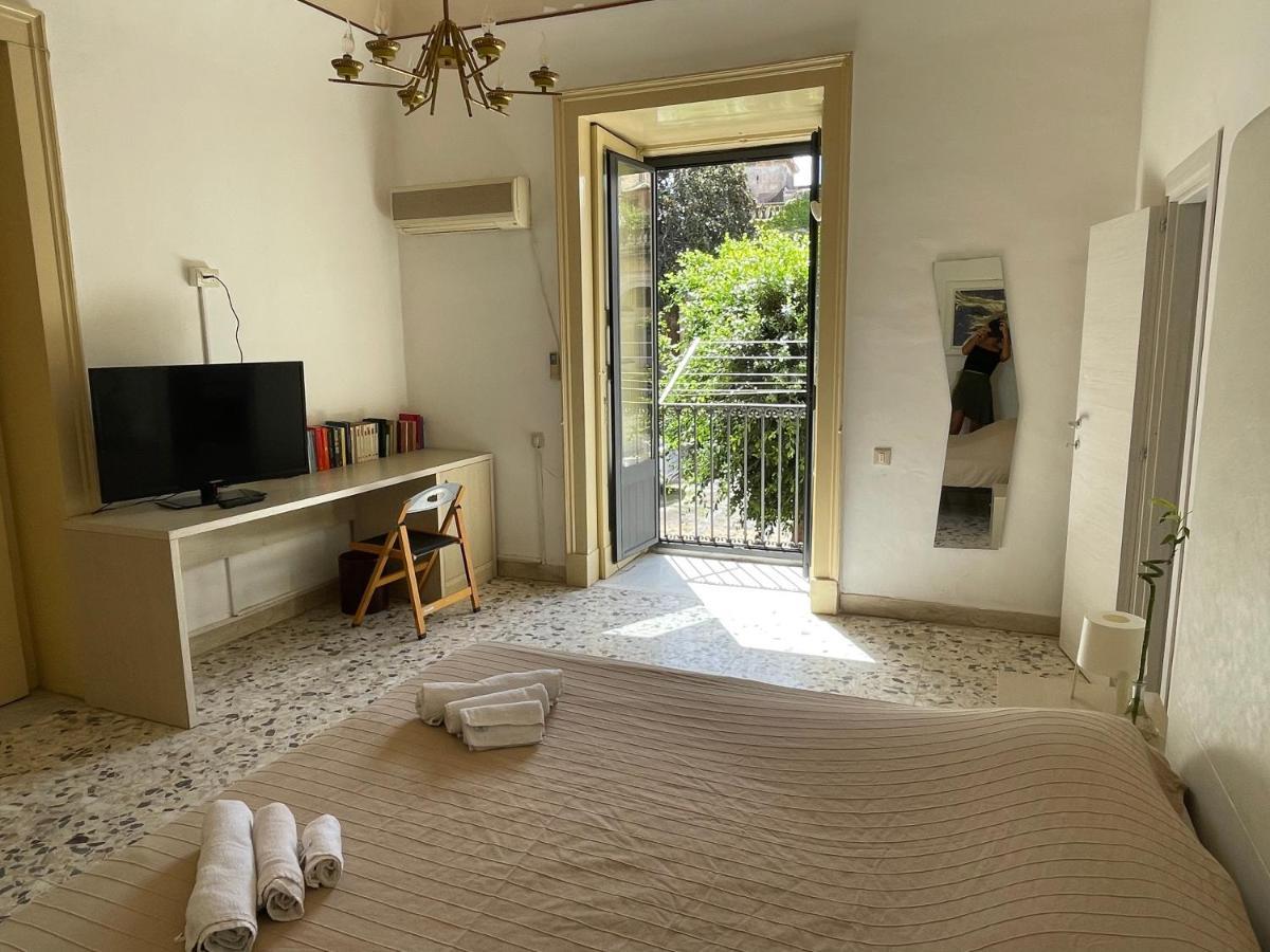 Bed And Books Isabella Bed & Breakfast คาตาเนีย ภายนอก รูปภาพ