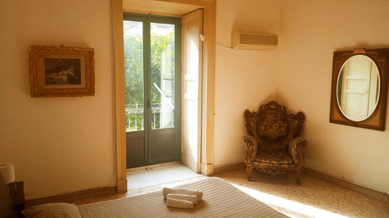 Bed And Books Isabella Bed & Breakfast คาตาเนีย ภายนอก รูปภาพ