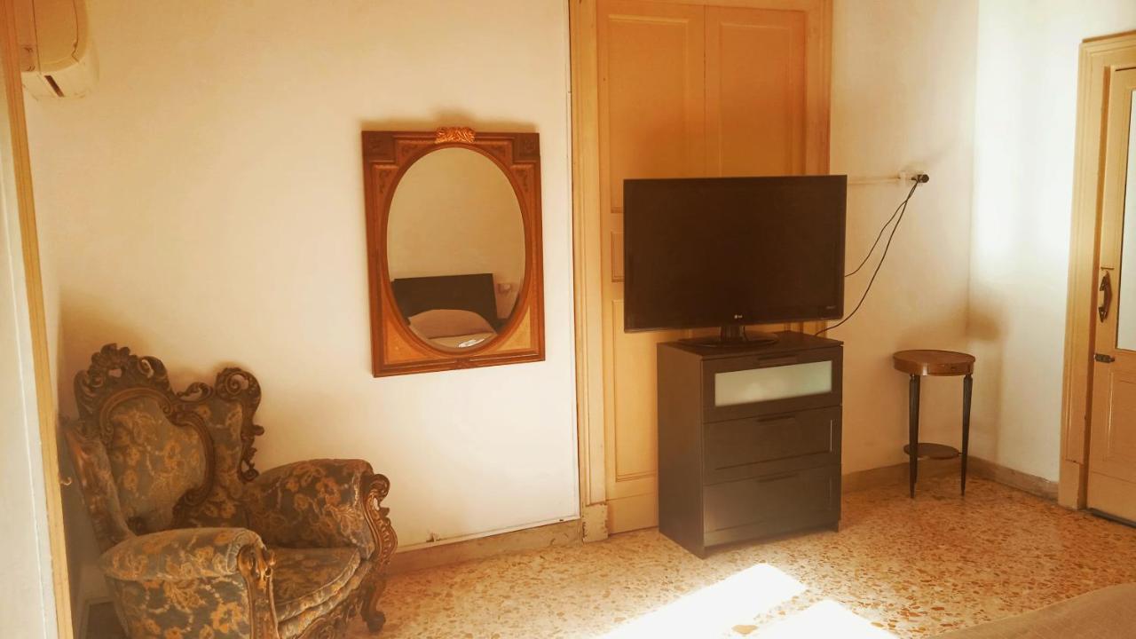 Bed And Books Isabella Bed & Breakfast คาตาเนีย ภายนอก รูปภาพ