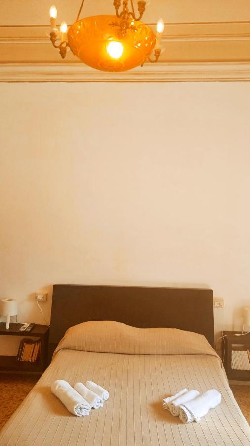 Bed And Books Isabella Bed & Breakfast คาตาเนีย ภายนอก รูปภาพ
