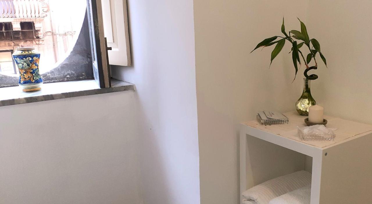 Bed And Books Isabella Bed & Breakfast คาตาเนีย ภายนอก รูปภาพ